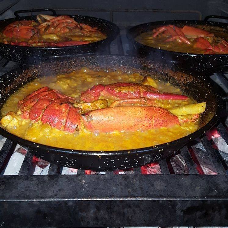 Paella cotta dentro al Pira Pira cotture paella di pesce